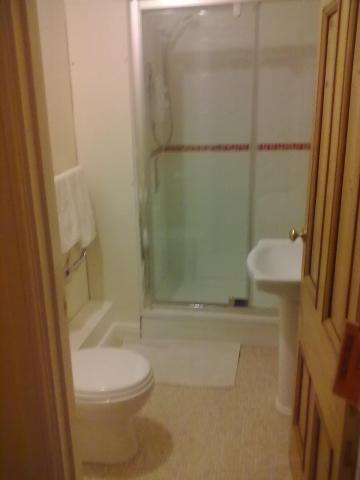 Room1_Bathroom.jpg