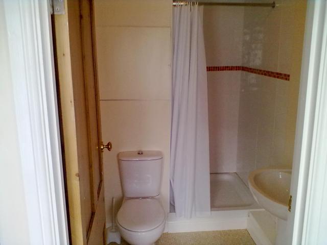 Room2_Bathroom.jpg
